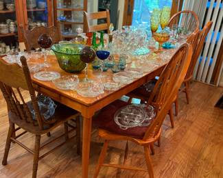 Beautiful vintage oak dining table and chairs with extra leaves 