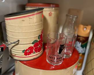 Cake container, flower sifter