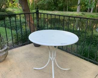 round patio table