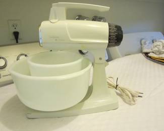 1960's Sunbeam Mix Master w/2 Mixing Bowls