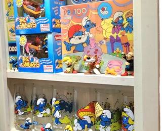 Hundreds of Smurf items
