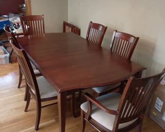 Richardson Furniture Co . Since 1848
Dining table with 3 leaves,  And six chairs. 
Seats from 4 to 10 people 
Brand name Quality Furniture 