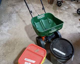 Lawn spreader
Fertilizer and weed control products av