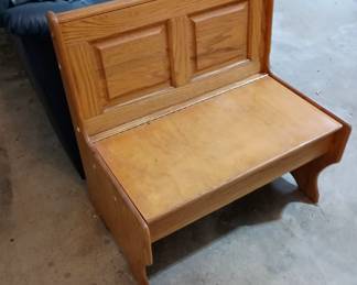 Nice storage bench for an entryway 