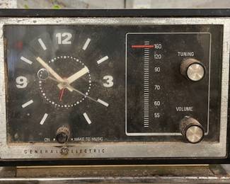 vintage GE AM clock radio (radio works)