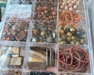 Natural and precious stone beads. AGATE