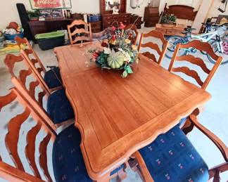 ETHAN ALLEN DINING TABLE.  8 CHAIRS AND 2 EXTENSIONS .