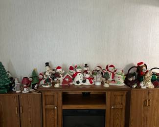 Plush singing snowmen from Hallmark - seasonal pieces. Blankets, throws and tablecloths. 