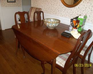 Dining table with dropleafs