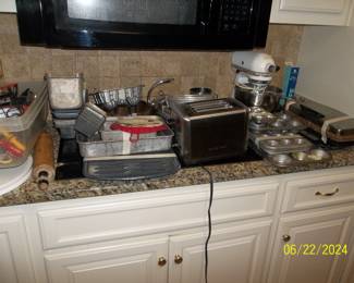 bakeware, Kitchen Aid mixer