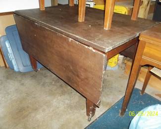 older drop leaf table with wheels