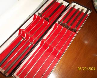 The skewers in each set have each of the faces of the playing card set (heart, diamond, spade, club)