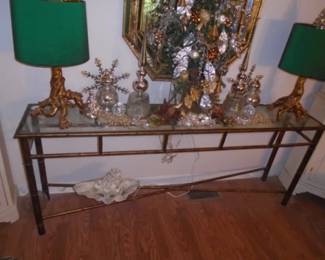 ORNAMENTS LAMPS TABLE