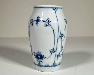 ROYAL COPENHAGEN BLUE FLUTED VASE 1/384 | Royal Copenhagen blue fluted lace vase. -  l. 3-1/4 x h. 5-1/4 in

