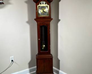 MODERN THOMAS BYRNE GRANDMOTHER CLOCK | Franz Hermle movement, with Roman numeral markers, case of nicely figured mahogany. -  l. 13 x w. 8 x h. 58 in
