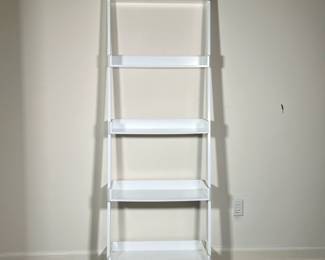 WHITE LEANING LADDER SHELF | White leaning ladder-form bookshelf. - l. 25-1/2 x w. 14 x h. 76 in