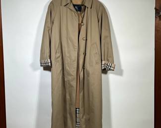 BURBERRY LONDON TRENCH COAT | Trench coat in great condition with wool interior. - h. 51 in

