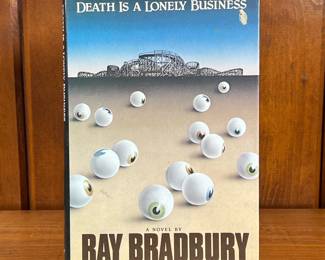 FIRST EDITION DEATH IS A LONELY BUSINESS BY RAY BRADBURY | Hard cover. - l. 6 x h. 8-1/2 in