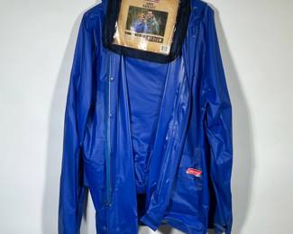 COLEMAN AURORA RAIN COAT | Aurora Rainsuit, size medium with packable bag. -  l. 38 x h. 58 in
