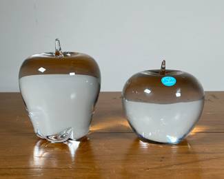 (2PC) STEUBEN / TIFFANY & CO. APPLE PAPER WEIGHTS | Two apple-form paperweights, both marked and in great condition. - l. 3-1/2 x h. 4-1/4 in