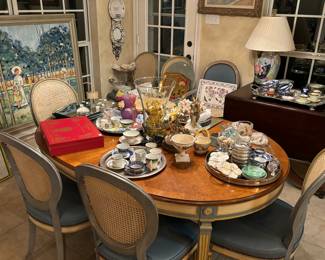 Hollywood Regency French Table with 7 Chairs and 2 Leaves