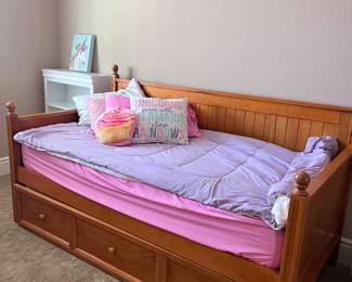 Kids Trundle Bed - Beautiful Condition
