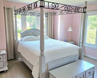 QUEENSIZE 4 POSTER CANOPY BED