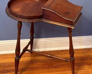 Vintage Mahogany Pedestal Table with Storage Box / Vintage Smoking Table 

In good/vintage condition with some wear including part of the trim being loose

Measures about 19" x 12" x 20.5" 