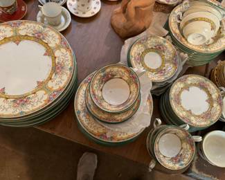Wedgewood Wedgewood Saint Austell  
12 dinner
12 desert 
12 cups
12 saucers
9 small bowls
12 big (soup) bowls