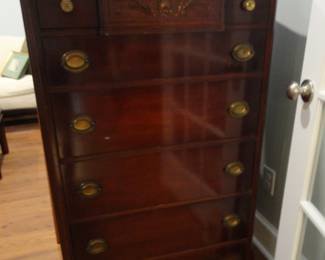 Chest Matches bed in Master (mattress in excellent shape)