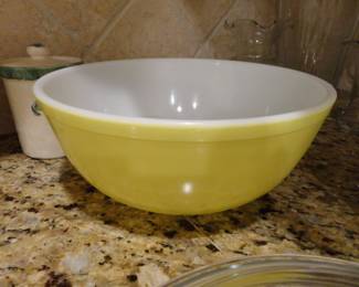 4 QT Large Pyrex Bowl (no clue what happened to the rest of the set?)