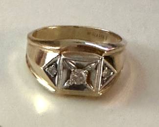 Vtg. 14K gold mens ring with diamonds