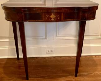 20th Century Weiman Company Flame Mahogany Federal Style Convertible Card Table with marquetry in excellent condition, open or closed.  