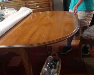 Nice Dining Table w/6 chairs