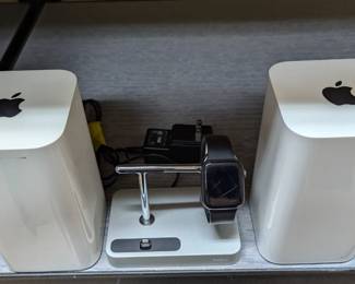 Apple Watch Series 4, charging docks