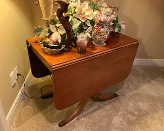 Duncan Phyfe dropleaf table