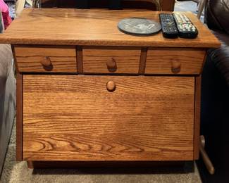Oak end table w drawers