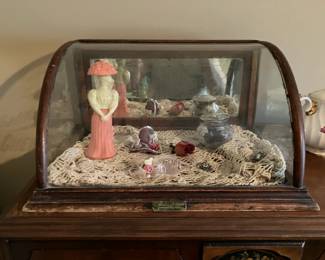 Showcase w curved glass