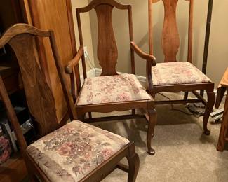 3 of the set of 6 dining chairs w fiddle backs