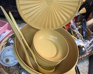 Complete vintage Tupperware salad set