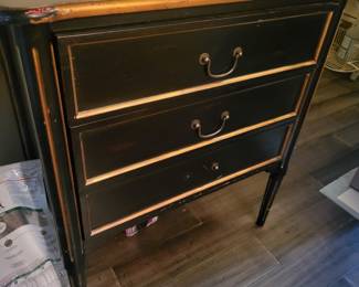3 drawer dresser Damaged
