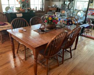 Oak Table w/6 Sturdy Chairs and 2 Leaves