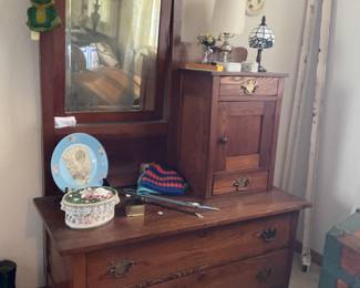 Bonnet Dresser