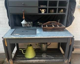 OUTDOOR BENCH HUTCH