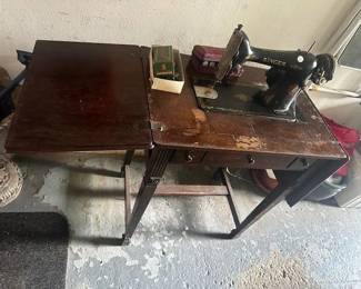 SINGER SEWING MACHINE