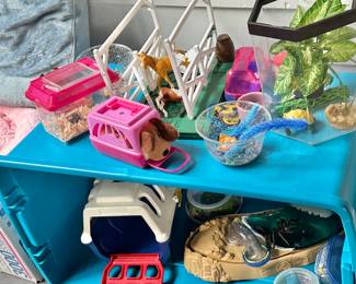 Many vintage pet items. 