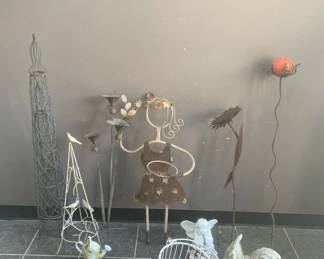 Lot 466 | Yard Decorations & More
