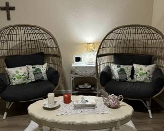 Secondary living area with additional furniture & decor