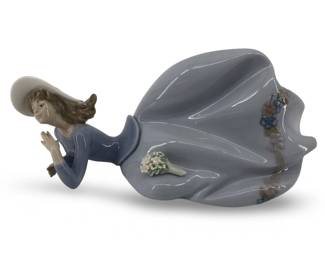 Elegant Lladro Pretty Pose Porcelain Figurine