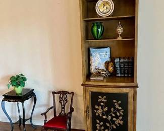 Wood bookcase with leaf details